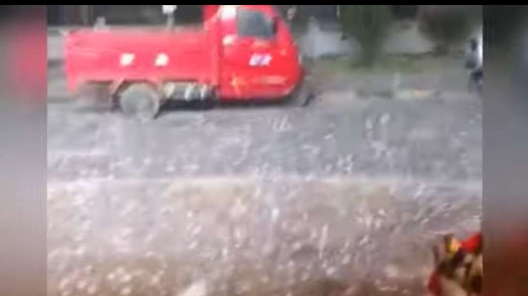 Nature brings China to its knees! Huge hail breaks houses and cars in Guizho.mp4