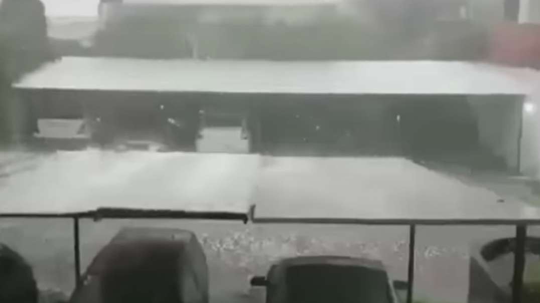 11 minutes ago! Hailstorm in Austria and Switzerland! 56,000 people were left wi.mp4