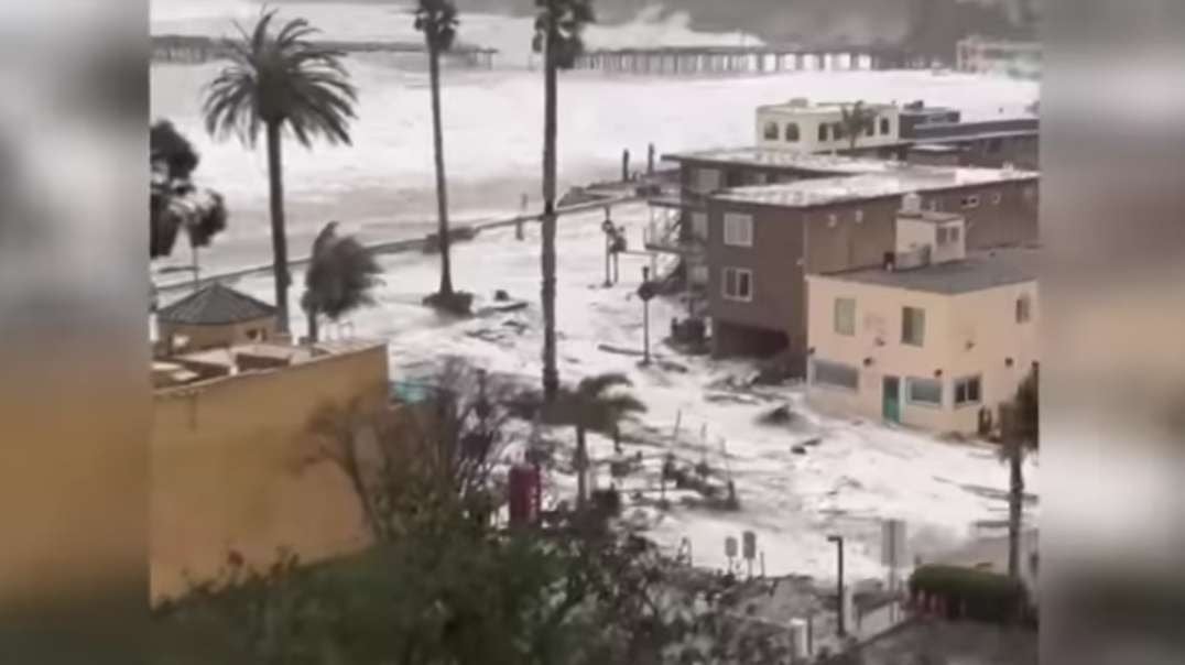 ️The coast of the cities of Santa Cruz and Capitola collapsed! Peace in prayers .mp4