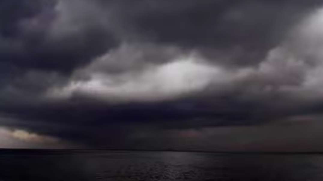 The sun suddenly disappeared !  Scary and huge dark cloud appears over Gaza beac.mp4