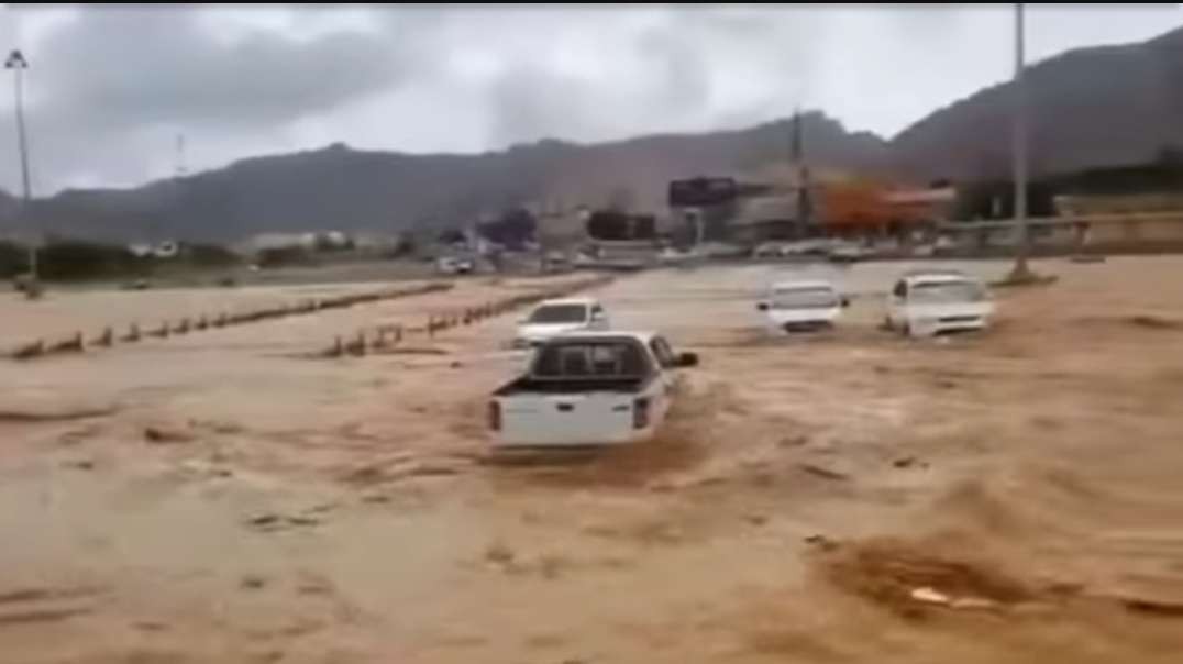 The fury of nature rages in Oman! Severe flooding hit the city of Nizwa.mp4