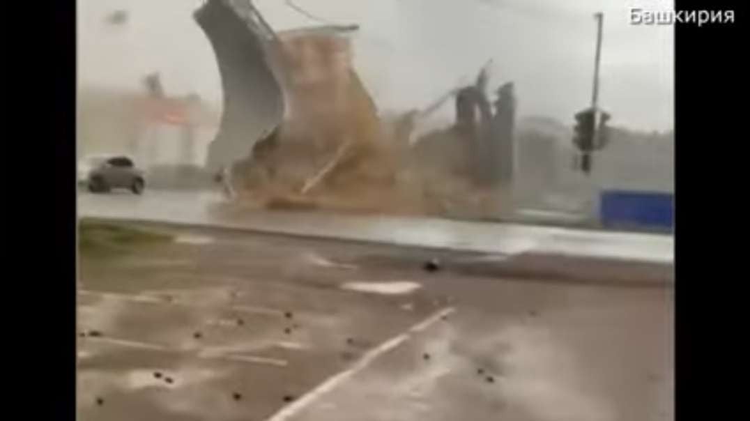 Ураган в Башкирии сносит крыши и валит деревья на автомобили 14 апреля 2023.mp4