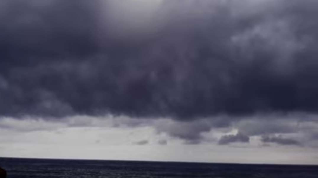 Live ! Scary and huge dark cloud appears in the sky of Gaza beach.mp4