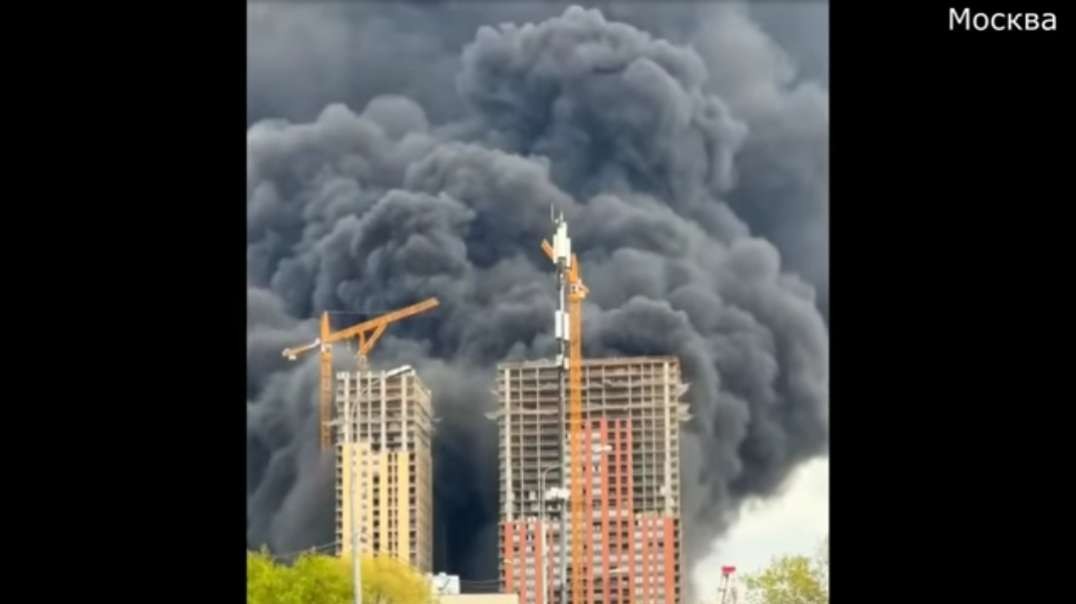 В Москве пожар сегодня, люди на крыше горящего дома 7 мая 2023.mp4