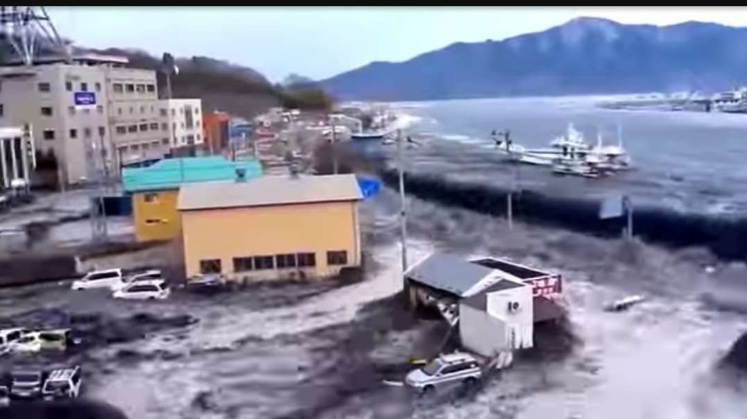Italy is going under water right now- vast areas are flooded, aerial footage.mp4