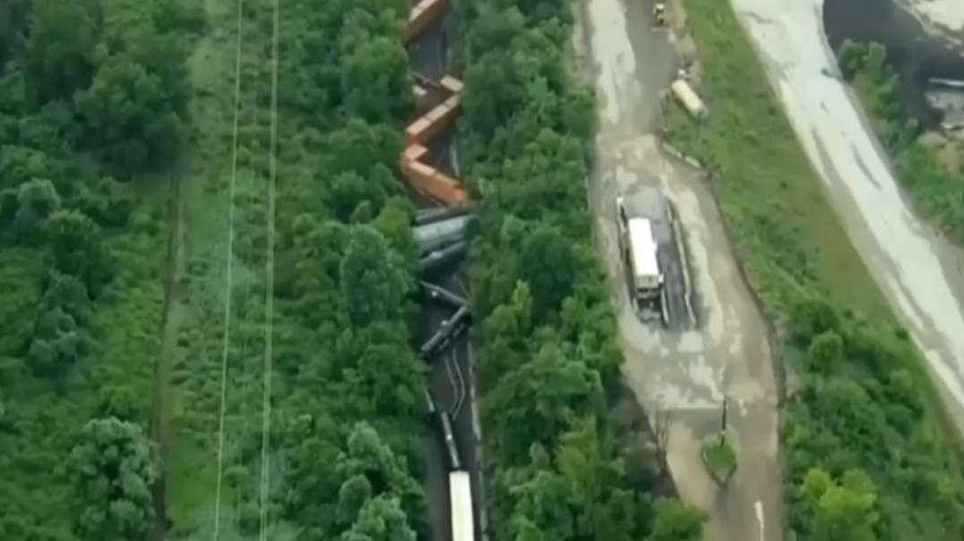 Homes Evacuated After CSX Train Carrying Hazardous Materials Derails In Pennsylv_low.mp4