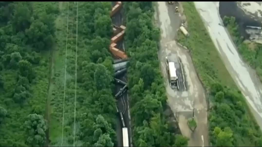Homes Evacuated After CSX Train Carrying Hazardous Materials Derails In Pennsylv.mp4