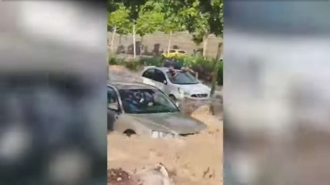 It's a dark day for Spain! Flooding in Zaragoza! Streams of water demolish cars.mp4
