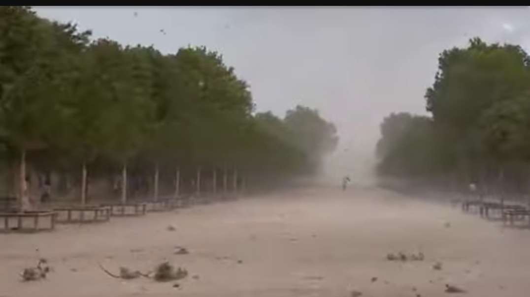 A terrible storm in Paris! Heavy rain and strong winds hit France.mp4