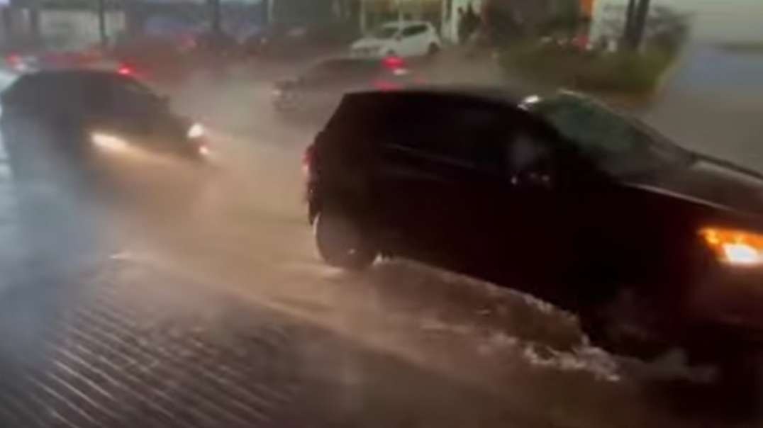 A tropical cyclone hits Mexico! Heavy storm flooding and heavy rain, Morelos