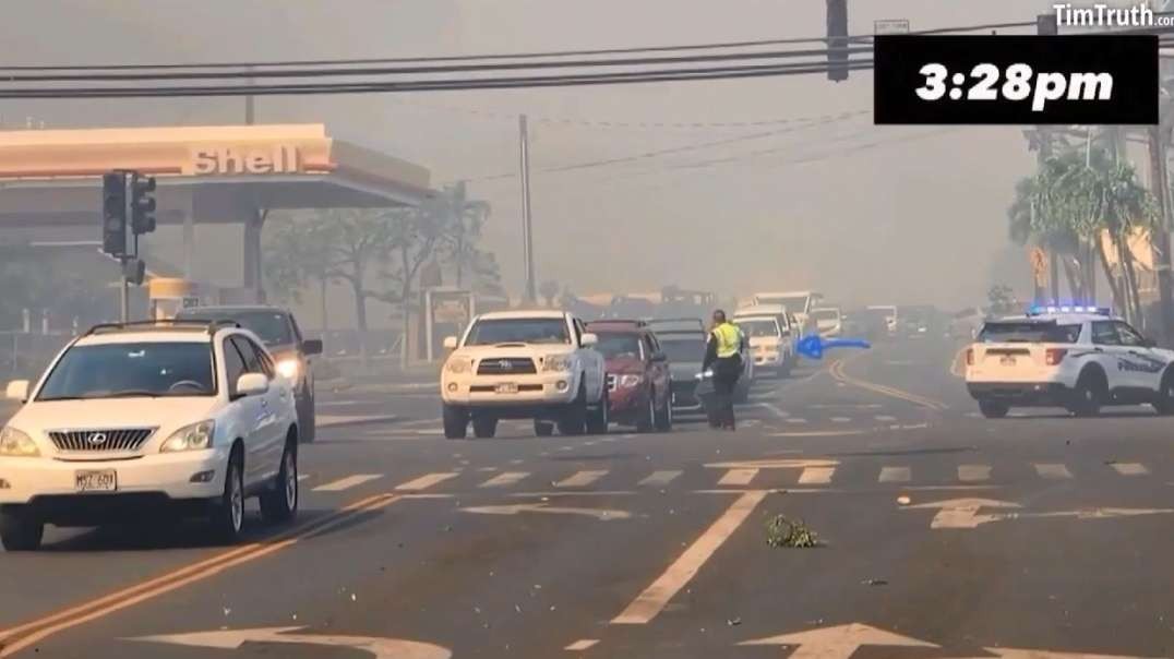 Lahaina Maui Fires KITV viral video shows Front Street police setup many roadblocks - blocking cars trying to escape the deadly fires.mp4