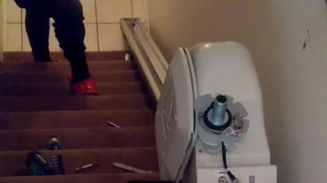 Son Gets His Disabled Dad a Nearly-Free Stairlift For Christmas