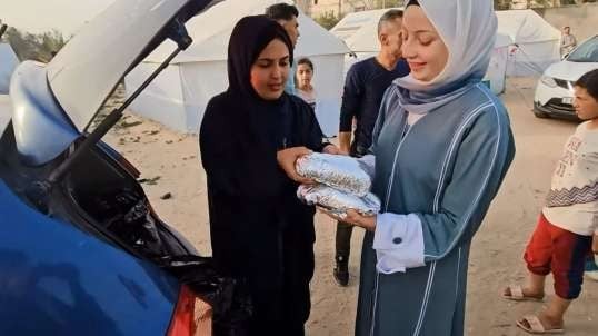 Israel Gaza War Distributing Rice and Chicken Meals to the displaced in Gaza.mp4