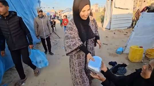 Israel Gaza War distributing meals to displaced people in tents.mp4