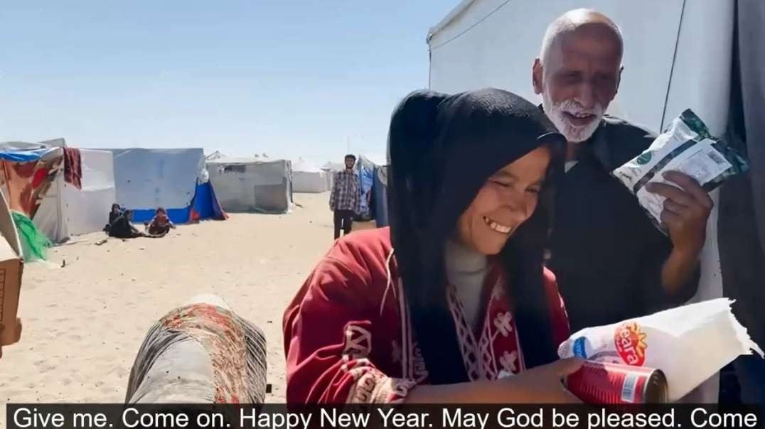 Israel Gaza War Passing Out Chicken in Rafah Gaza Displacement Tents.mp4