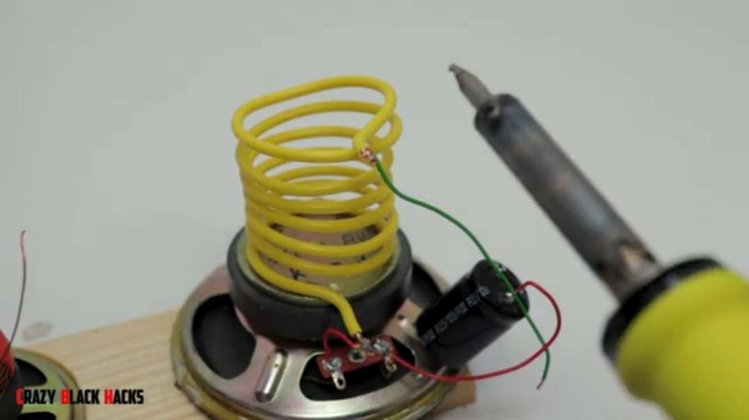 Turn 2 speakers into the most powerful 200V generator. Use a supercapacitor.mp4