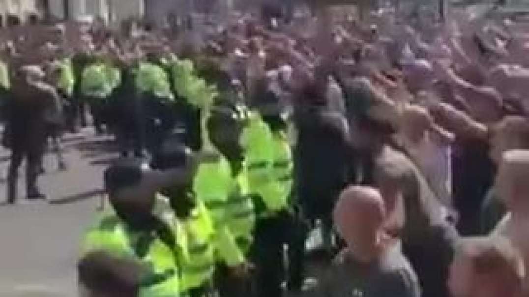 Brit Cops directing their Antifa mates psy-op Hate Riots Liverpool all staged