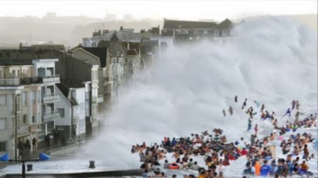 Mexico is devastated Hurricane Milton with 189 mph winds and 15m high waves destroys homes